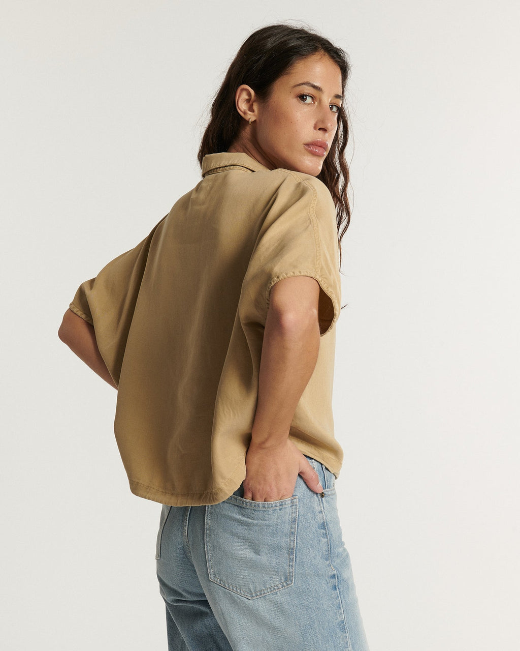 Jean en denim bleu clair 100 % coton avec une coupe droite et un ajustement confortable, parfait pour toutes les morphologies féminines.