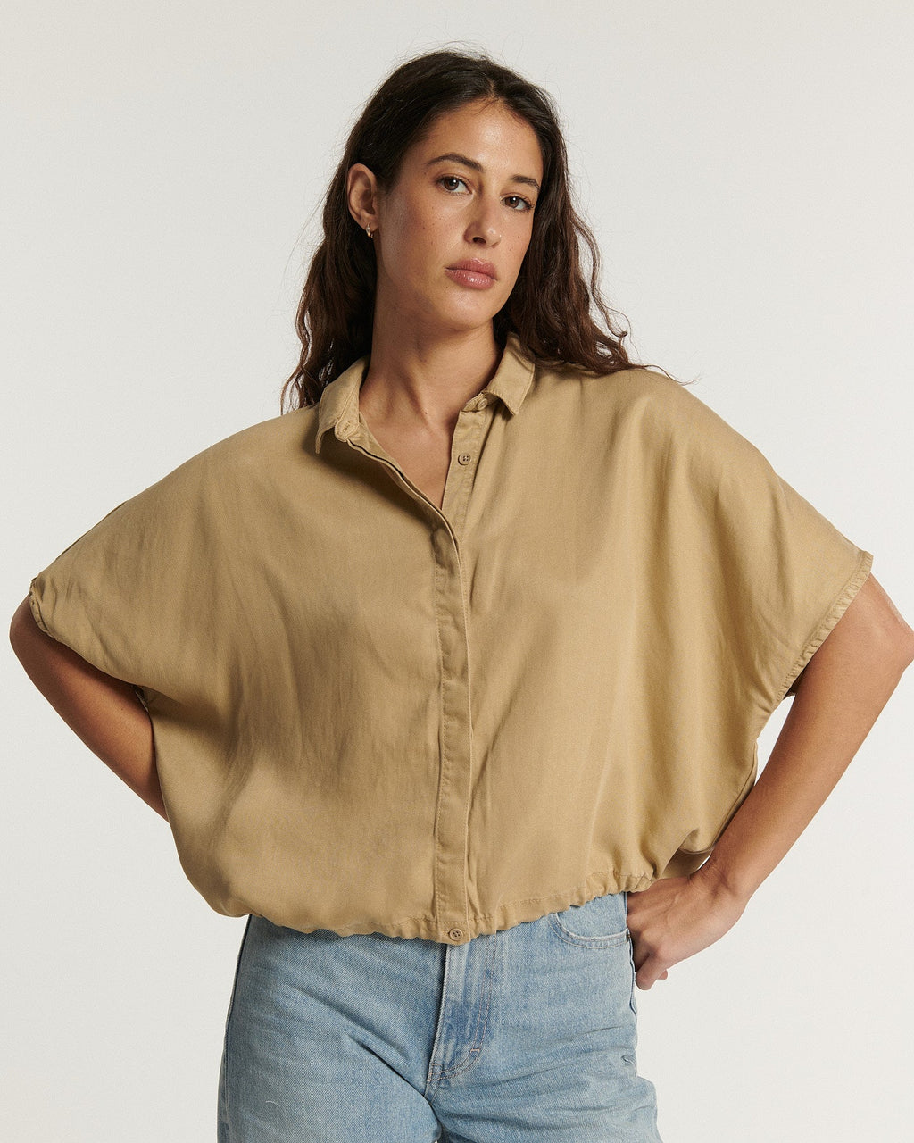 Jean femme en denim léger bleu clair, coupe droite, taille haute, matière souple et confortable adaptée à toutes les morphologies.