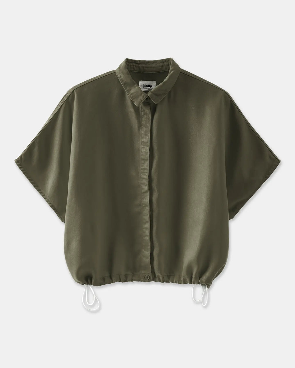 Chemisier femme en tissu kaki fluide avec col classique, manches courtes larges et bas ajustable par cordon, offrant un style décontracté et moderne.