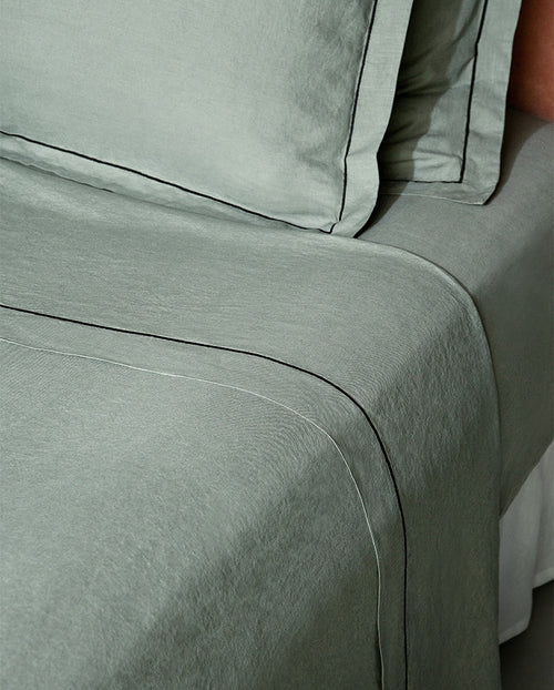 Drap Housse - Lin - Finition Bourdon - Vert Sauge Liseré Noir