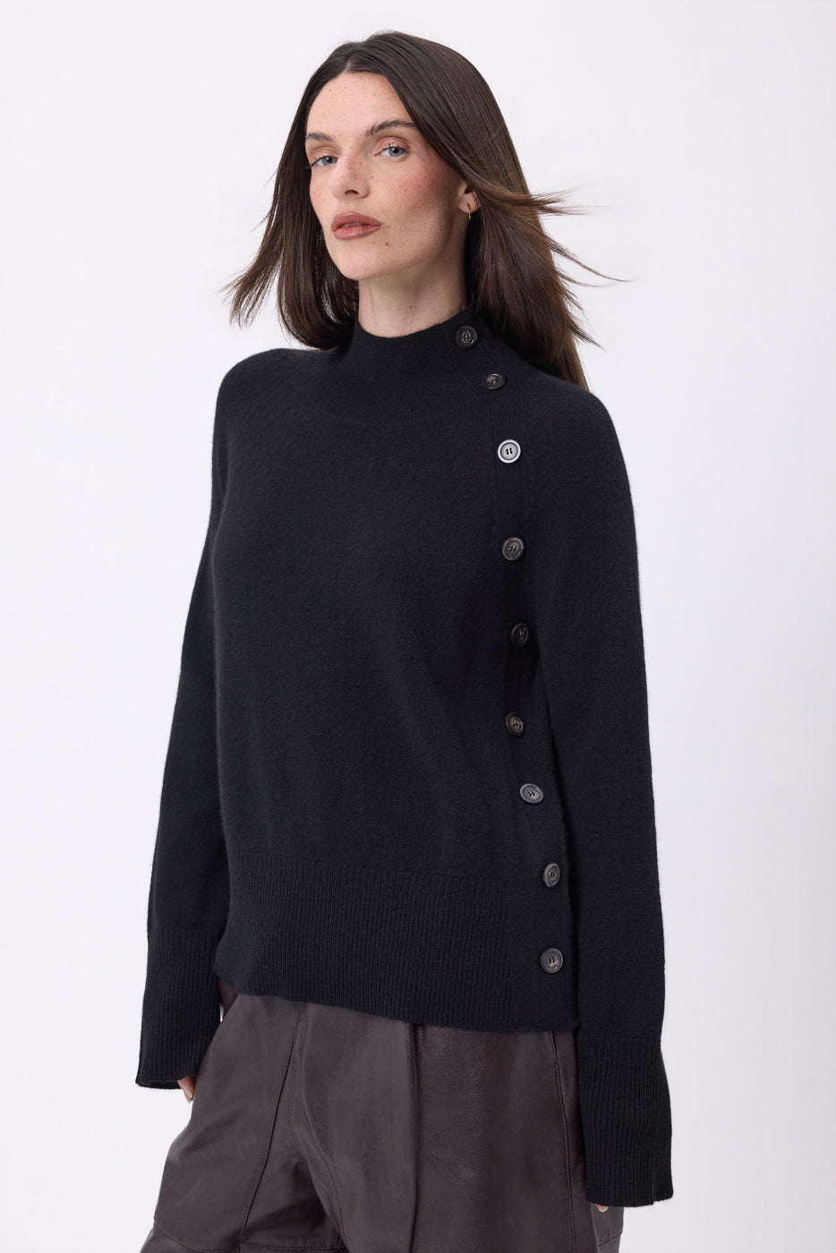 Jersey Cuello Alto Botones Diagonal - Negro - Mujer - 100% Cachemira