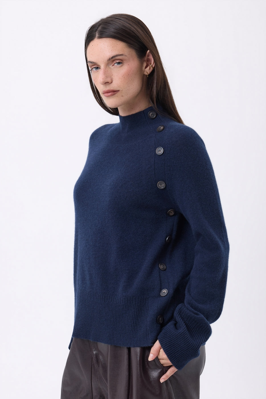 Jersey de cuello alto con botones diagonales - Azul marino - Mujer