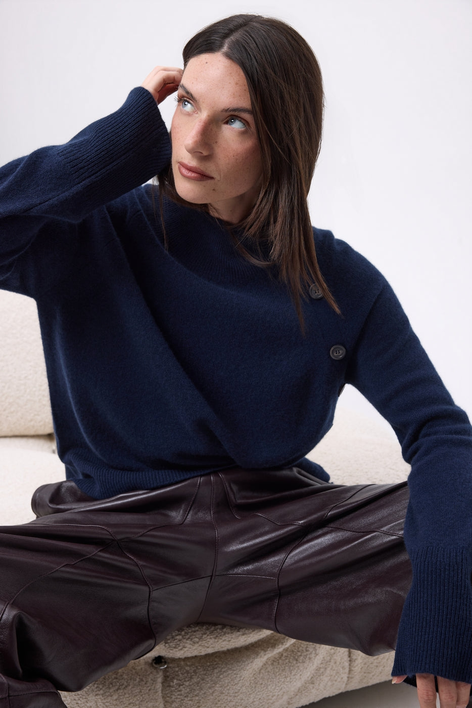 Jersey de cuello alto con botones diagonales - Azul marino - Mujer