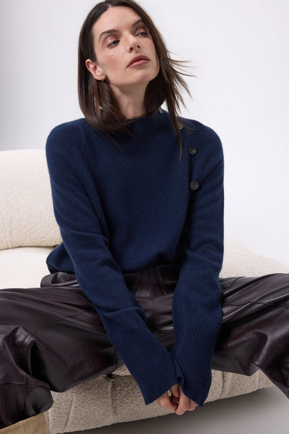 Jersey de cuello alto con botones diagonales - Azul marino - Mujer