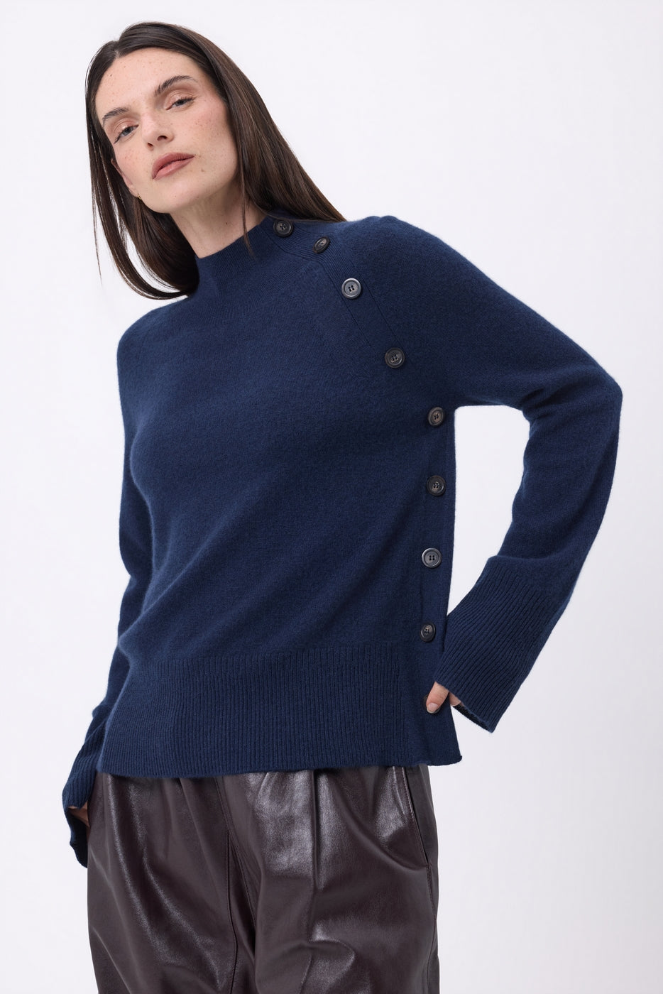 Jersey de cuello alto con botones diagonales - Azul marino - Mujer