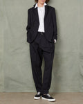 Officine Générale – Veste Arthus - Noir - Homme, mannequin homme portant un costume noir et une chemise blanche, vue de face