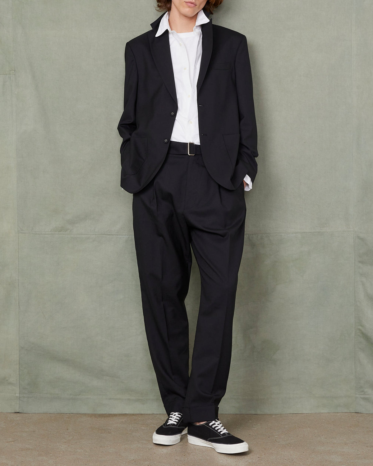 Officine Générale – Veste Arthus - Noir - Homme, mannequin homme portant un costume noir et une chemise blanche, vue de face