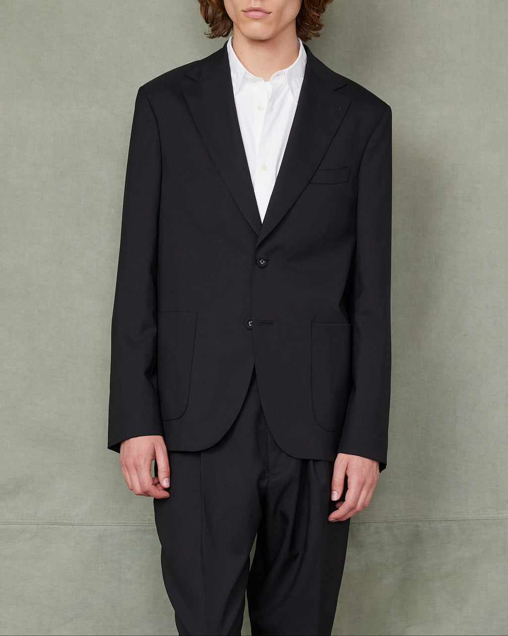 Officine Générale – Veste Arthus - Noir - Homme, mannequin homme portant un blazer noir et une chemise blanche, vue de face