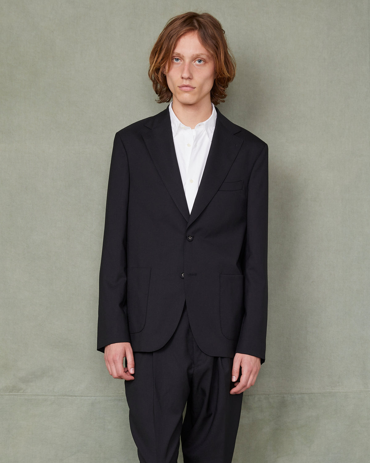 Officine Générale – Veste Arthus - Noir - Homme, mannequin homme portant un blazer noir et une chemise blanche, vue de face