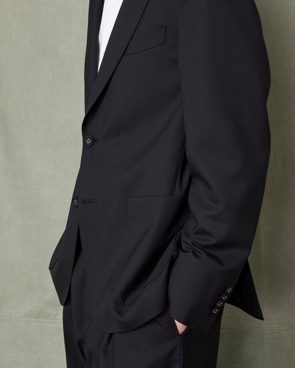 Officine Générale – Veste Arthus - Noir - Homme, homme portant un costume noir, vue de profil, main dans la poche