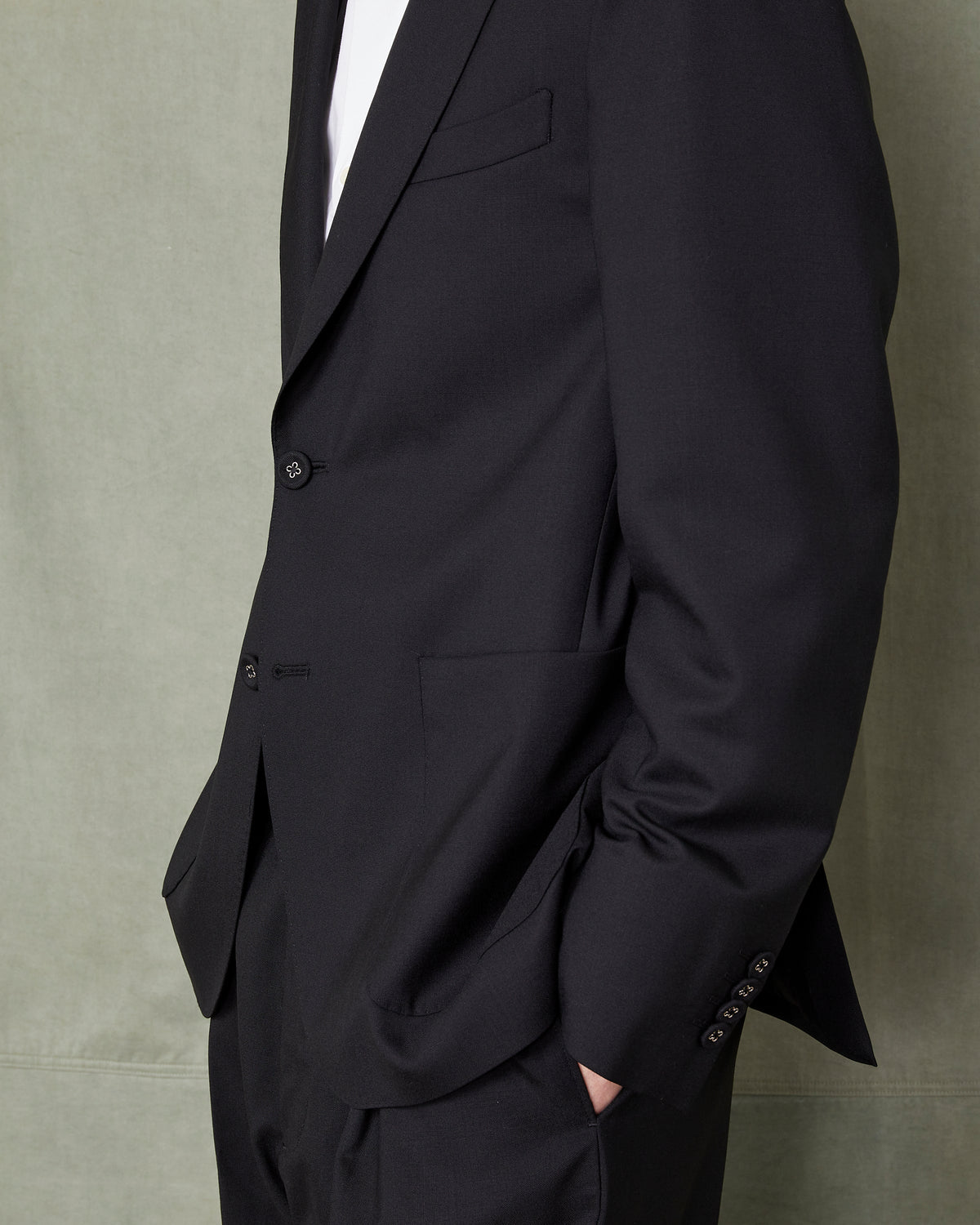 Officine Générale – Veste Arthus - Noir - Homme, homme portant un costume noir, vue de profil, main dans la poche