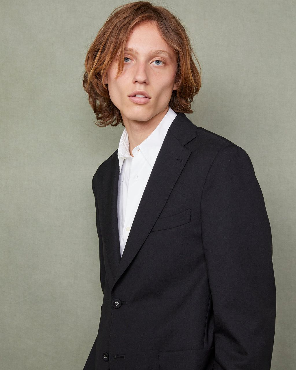 Officine Générale – Veste Arthus - Noir - Homme, mannequin homme, vue de face, portant une veste de costume noire