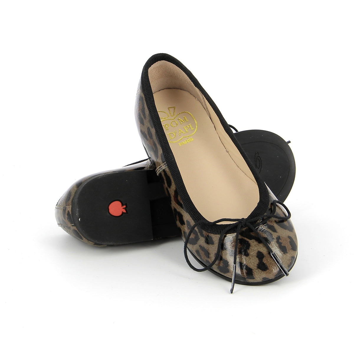 Pom d'Api – Pom D'Api - Dory Bal - Lugana, une paire de ballerines à imprimé léopard, posée sur un fond blanc