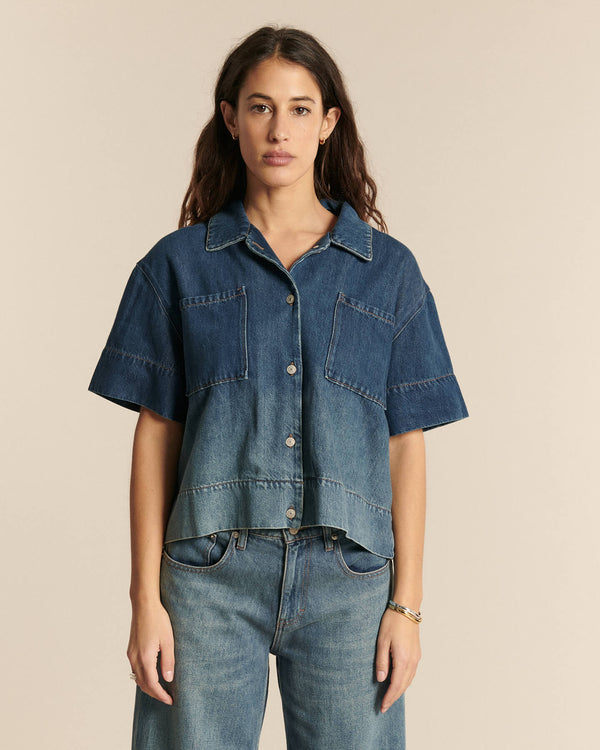 Women's jeans in light blue denim with a faded effect, straight and comfortable cut suitable for all body shapes, ideal for a casual summer style.