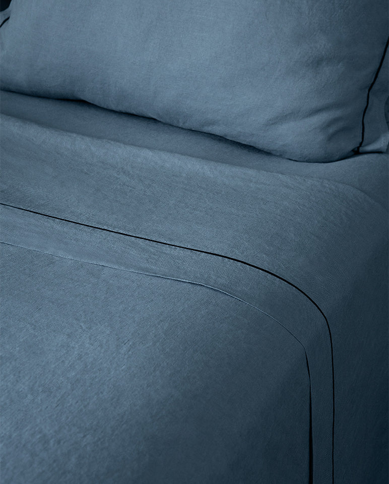 Drap Plat - Lin - Finition Bourdon - Bleu Horizon Liseré Noir