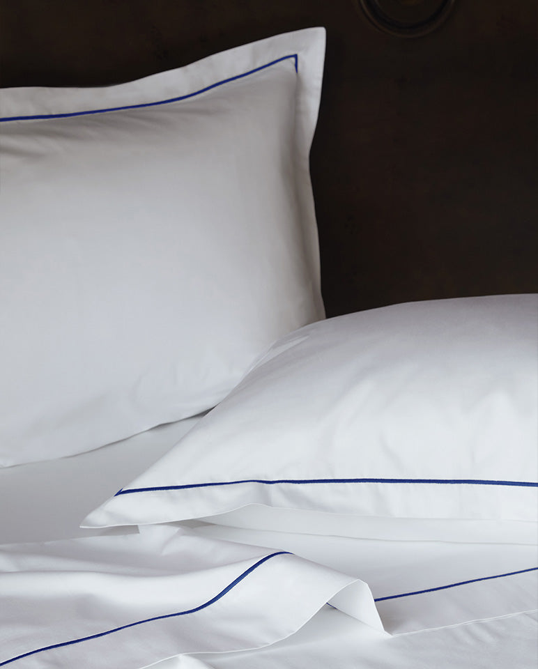 Drap plat Satin de coton - Blanc bourdon Bleu Cobalt