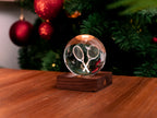 Gingko Design – Amber Crystal-lamp - Tennisracket, kristallen bol met gegraveerde tennisrackets, op een houten voet