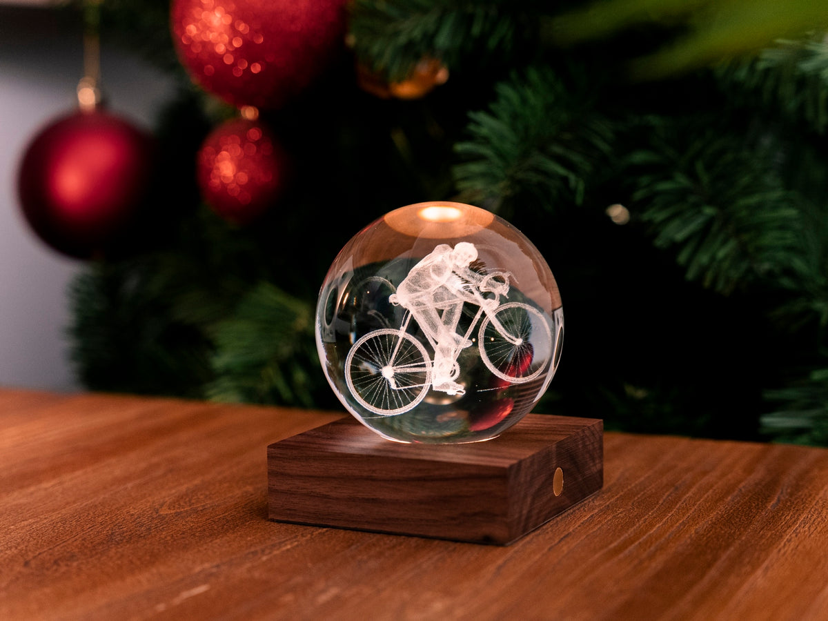 Gingko Design – Amber Crystal-lampa - Cyklist, glaskula med en graverad cyklist, stående på en träsockel