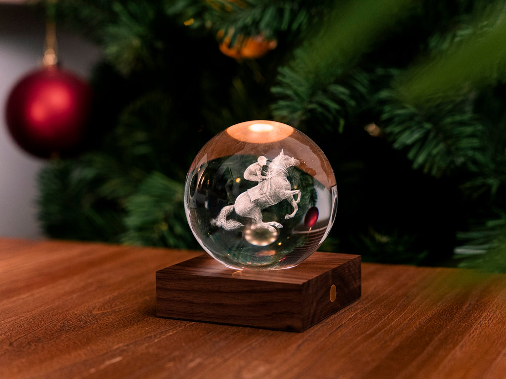 Gingko Design – Amber Crystal Leuchte - Pferderennen, Glaskugel mit einer Reiterstatue auf einem Holzsockel