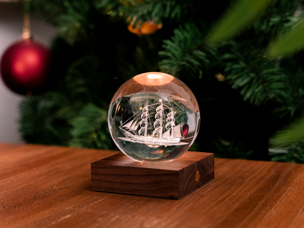Gingko Design – Lampka Amber Crystal - Żaglówka, szklana kula z żaglowcem w środku, na drewnianej podstawie