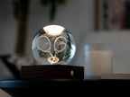 Gingko Design – Amber Crystal-lamp - Tennisracket, bolvormig nachtlampje van glas en hout dat een donkere kamer verlicht