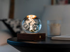 Gingko Design – Amber Crystal-lampa - Cyklist, sänglampa i form av en glaskula med en cyklist
