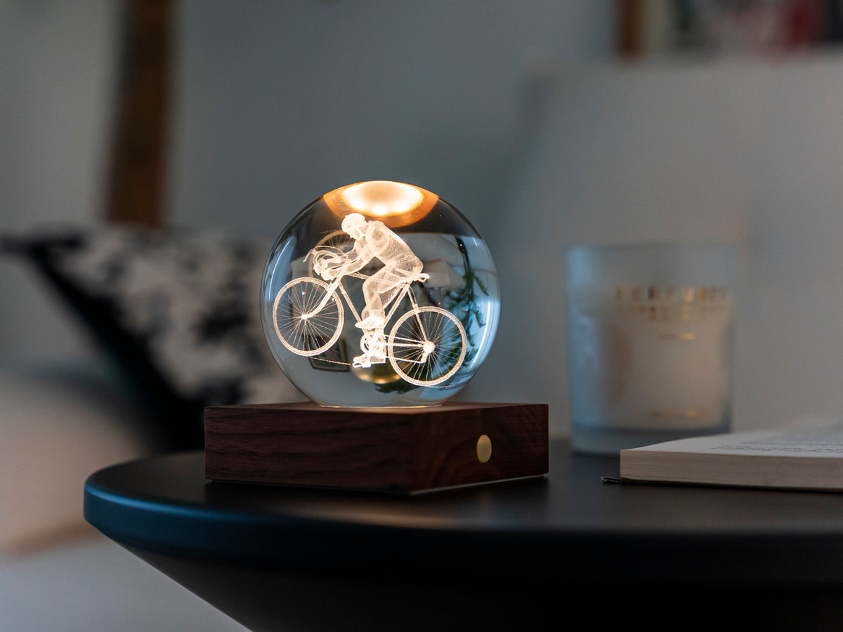 Gingko Design – Amber Crystal-lampa - Cyklist, sänglampa i form av en glaskula med en cyklist