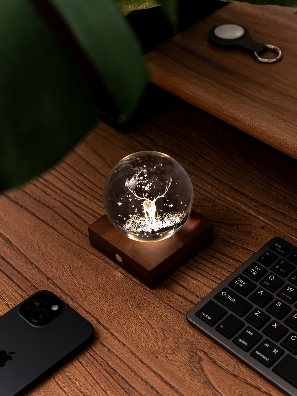 Gingko Design – Amber Crystal Leuchte - Hirsch, leuchtende Glaskugel mit einem Hirsch auf einem Holzschreibtisch