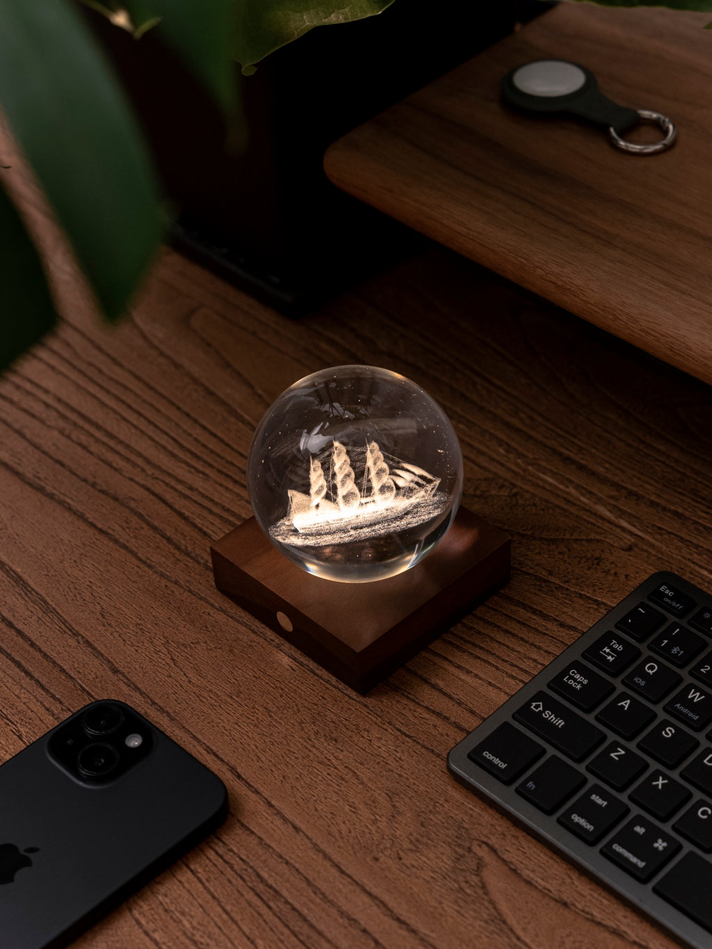 Gingko Design – Lampka Amber Crystal - Żaglówka, świecąca szklana kula ze statkiem na drewnianym biurku