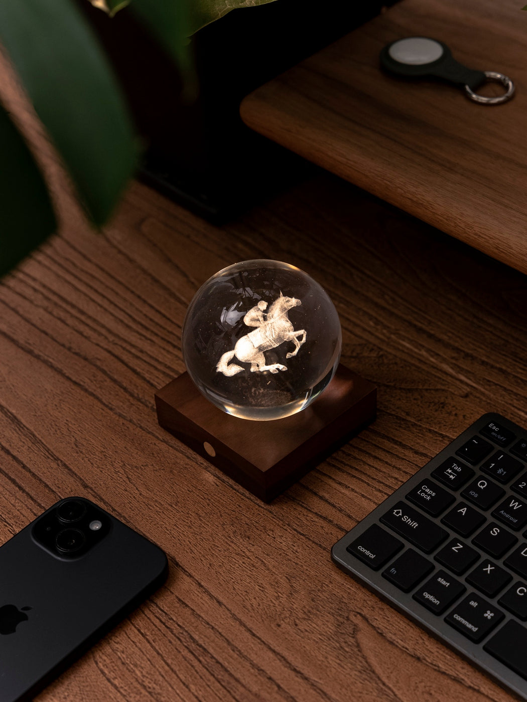 Gingko Design – Amber Crystal Leuchte - Pferderennen, eine Kristallkugel mit einem Reiter auf einem Holzsockel