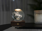 Gingko Design – Bernstein-Kristall-Licht – Pferderennen, Nachttischlampe in Form einer Kristallkugel mit Pferd
