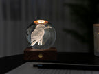 Gingko Design – Amber Crystal-lys - Isfugl, sengelampe formet som en glaskugle med en fugl