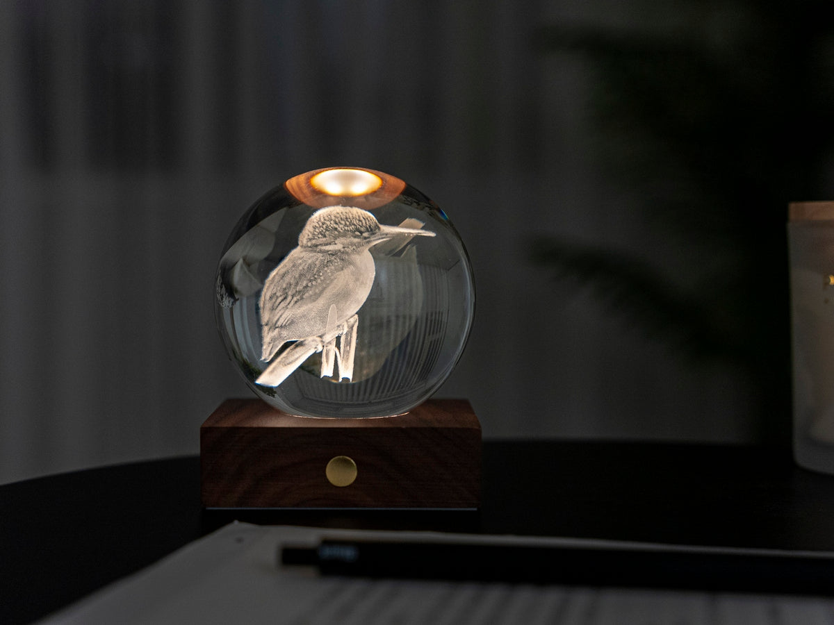 Gingko Design – Amber Crystal-lys - Isfugl, sengelampe formet som en glaskugle med en fugl