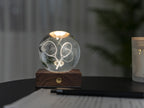 Gingko Design – Amber Crystal-lamp - Tennisracket, nachtlampje in de vorm van een kristallen bol op een houten voet