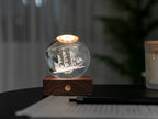 Gingko Design – Lampka Amber Crystal - Żaglówka, lampka nocna z drewna i szkła, ze statkiem w środku