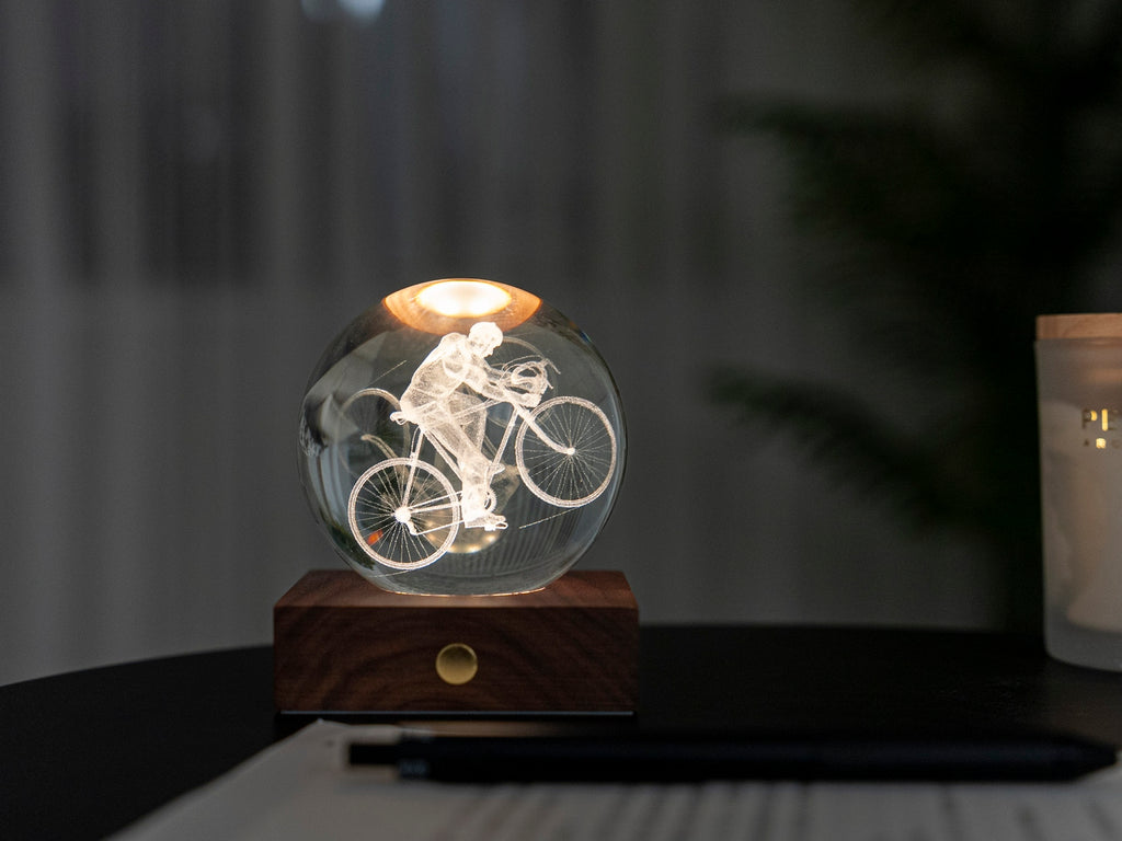Gingko Design – Amber Crystal-lampa - Cyklist, sänglampa i form av en glaskula med en cyklist inuti