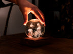 Gingko Design – Lampka Amber Crystal - Meduza, dłoń trzymająca świecącą szklaną kulę z meduzami w środku