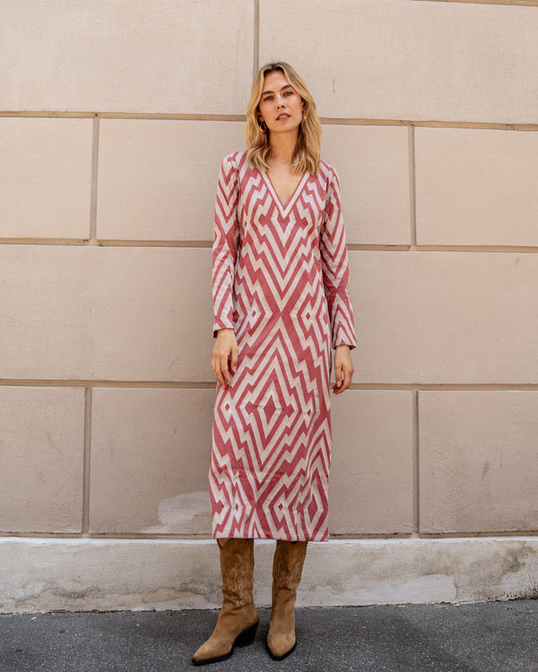 Michonet – Vestido Chevron Nude, modelo con vestido largo de motivos geométricos rojos y blancos