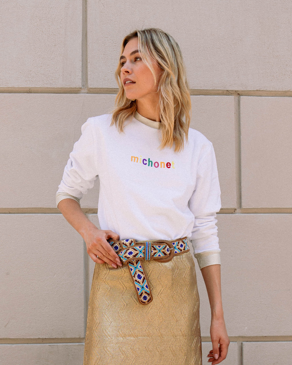 Michonet – Sweat Logo White, blond model iført en hvid t-shirt og en gylden nederdel, set forfra