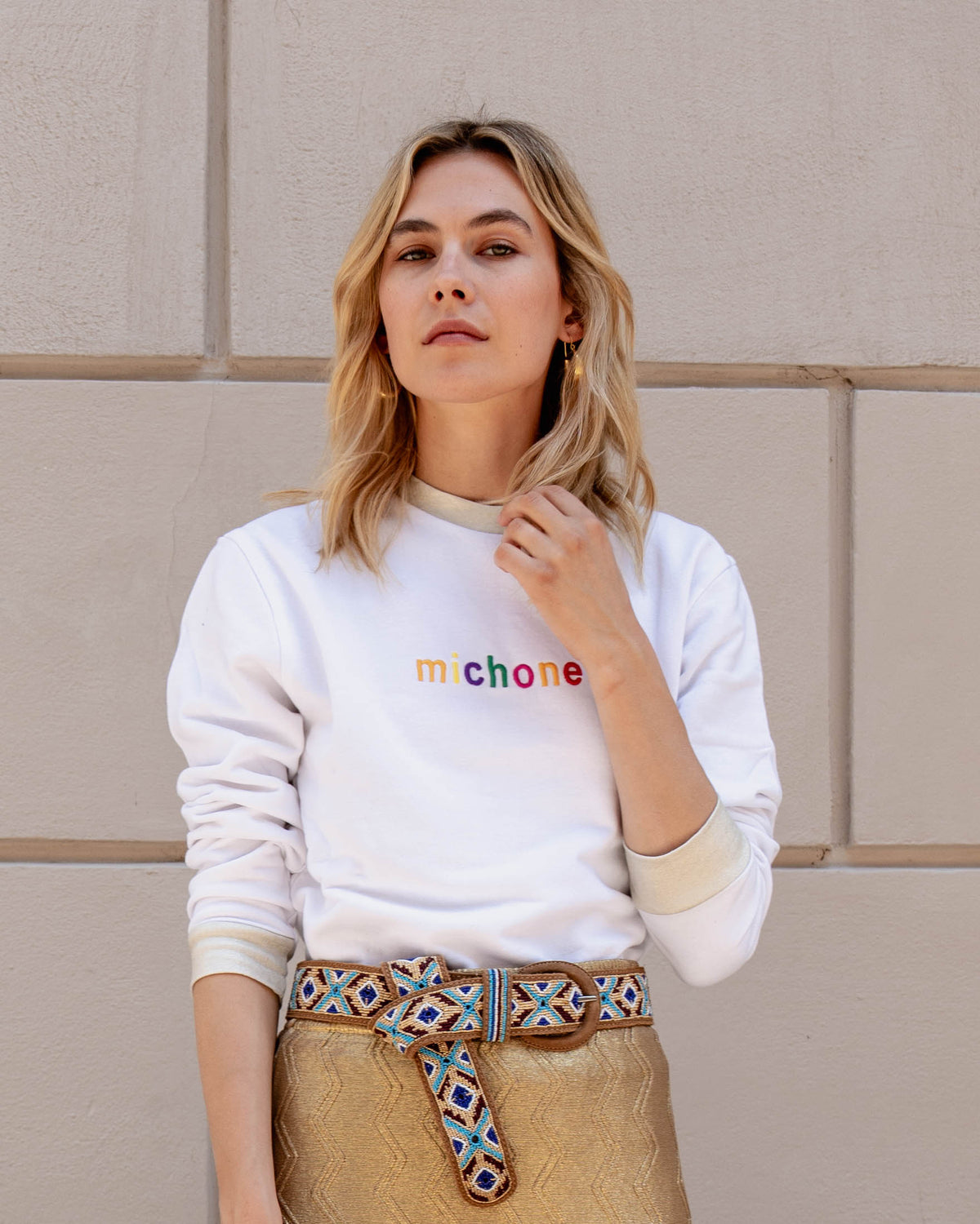 Michonet – Sweat Logo White, blond model iført en hvid sweatshirt og en gylden nederdel med bælte