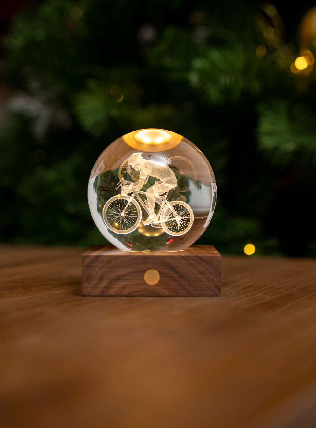Gingko Design – Amber Crystal-lampa - Cyklist, glaskula med en graverad cyklist, stående på en träsockel