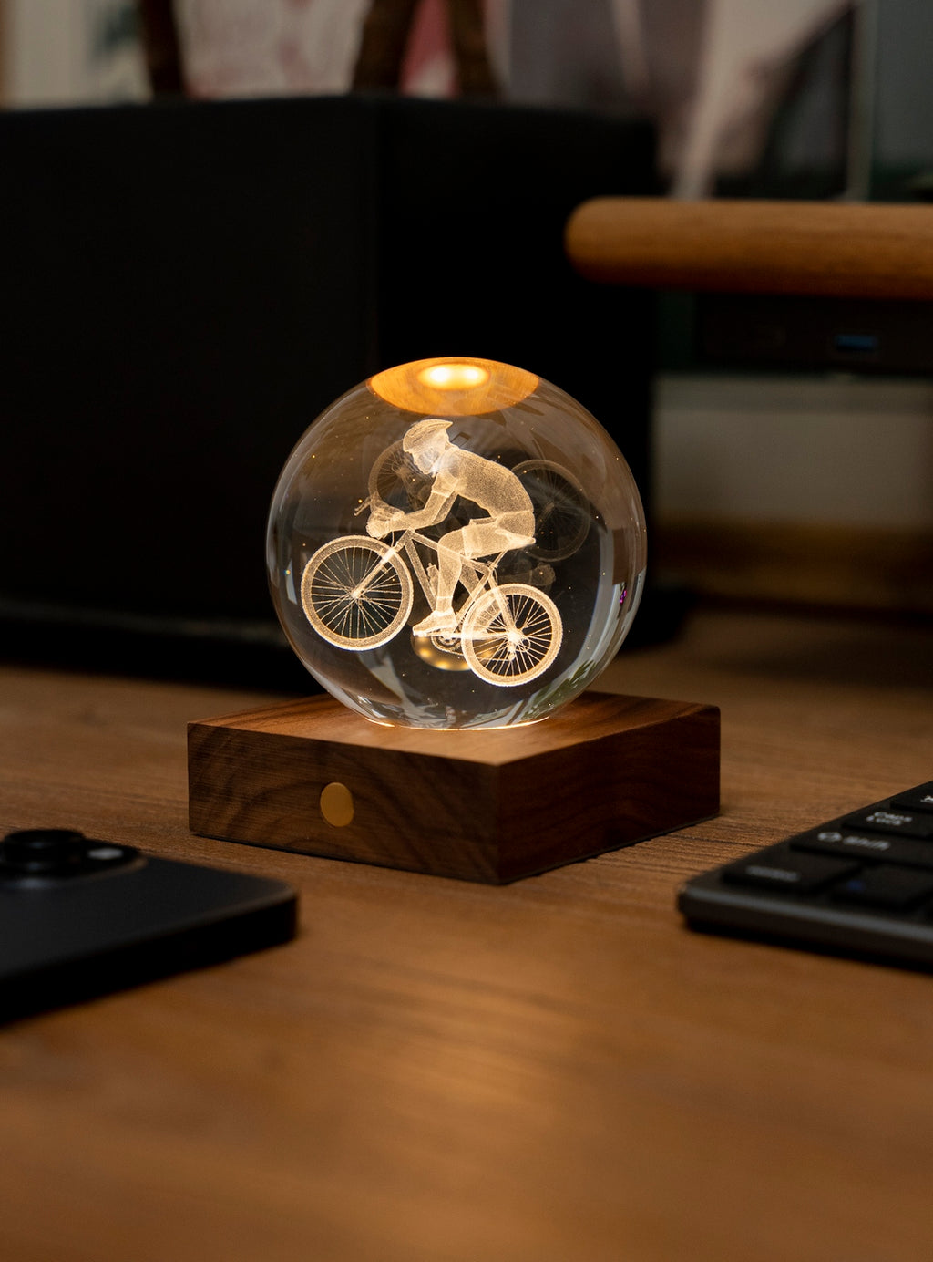 Gingko Design – Amber Crystal-lampa - Cyklist, en lysande kristallkula med en graverad cyklist på en träsockel
