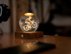 Gingko Design – Amber Crystal-lampa - Cyklist, nattlampa i form av en glaskula med en graverad cyklist