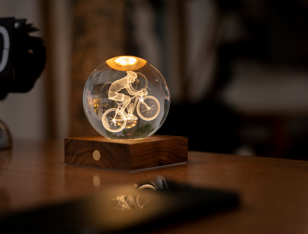 Gingko Design – Amber Crystal-lampa - Cyklist, nattlampa i form av en glaskula med en graverad cyklist
