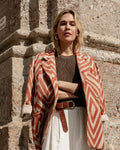 Michonet – Manteau Chevron, modella bionda che indossa una giacca a motivi geometrici e pantaloni chiari