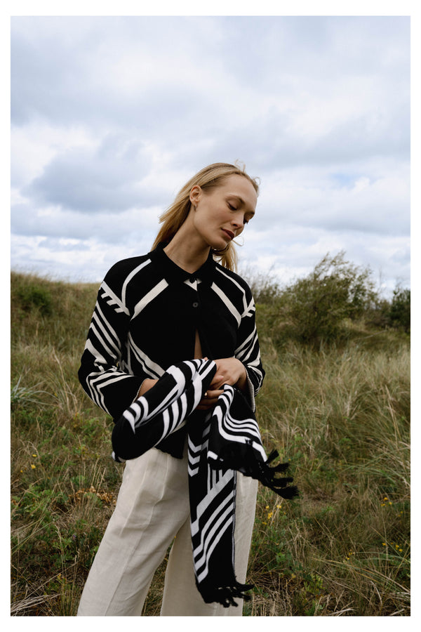 Michonet – Cardigan Set, blond modell i svartvit kofta, beiga byxor, i gräset