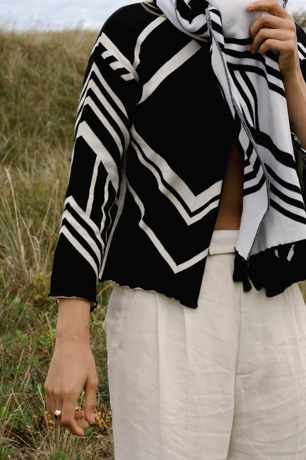 Michonet – Cardigan Set, mannequin portant un cardigan noir et blanc et un pantalon beige