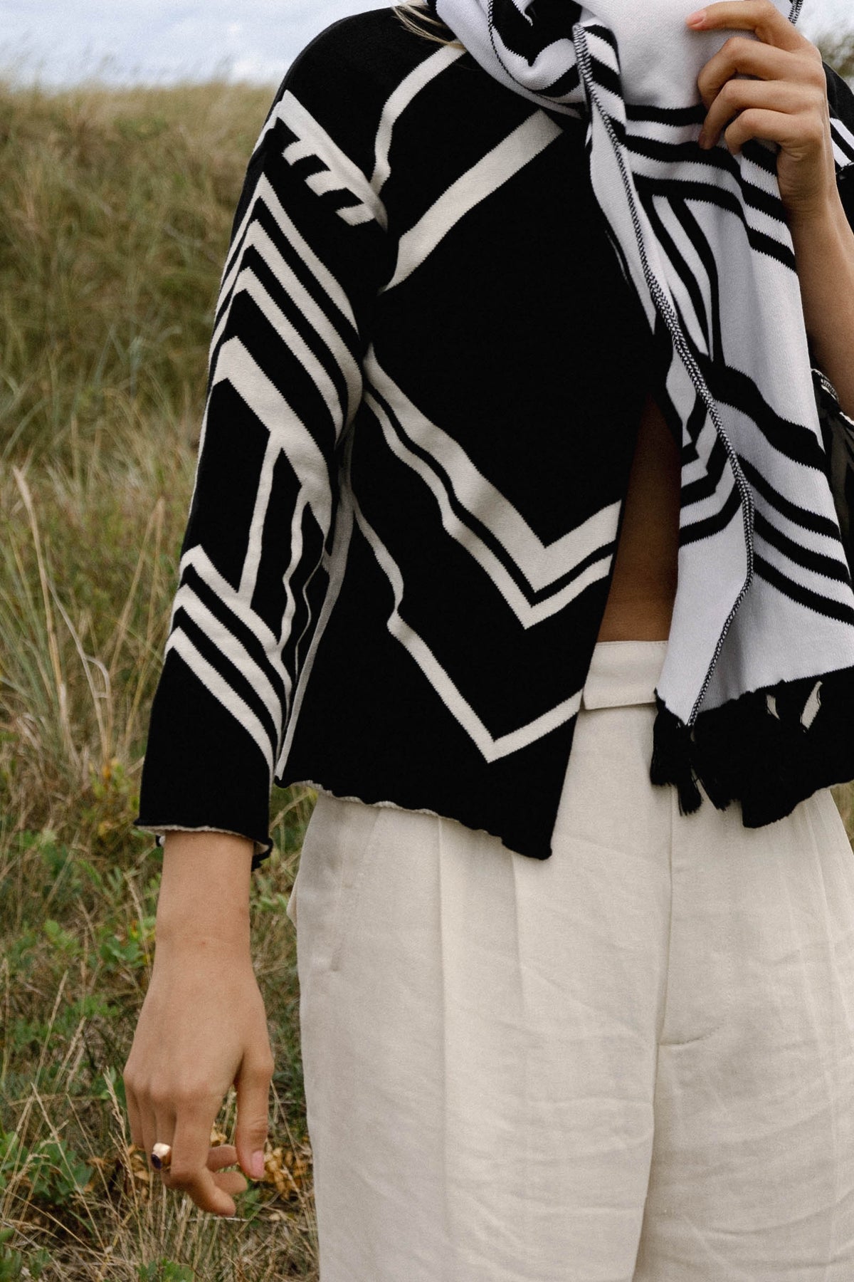Michonet – Cardigan Set, mannequin portant un cardigan noir et blanc et un pantalon beige