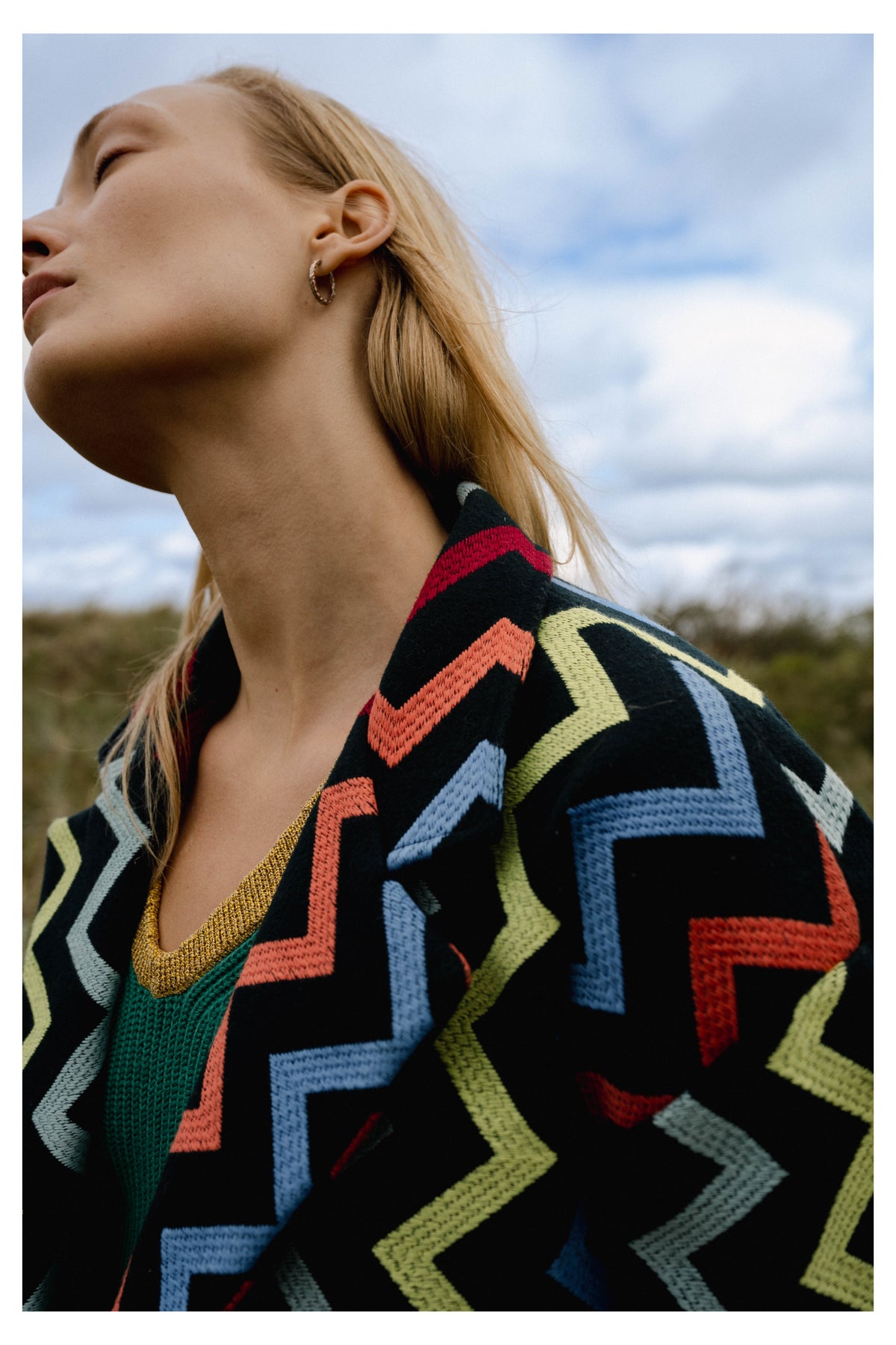 Michonet – Manteau Long, mannequin portant une veste noire à motifs chevrons colorés, vue de profil