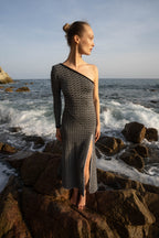 Michonet – Robe Asimetrico Silver, mannequin en robe longue asymétrique noire et blanche sur des rochers